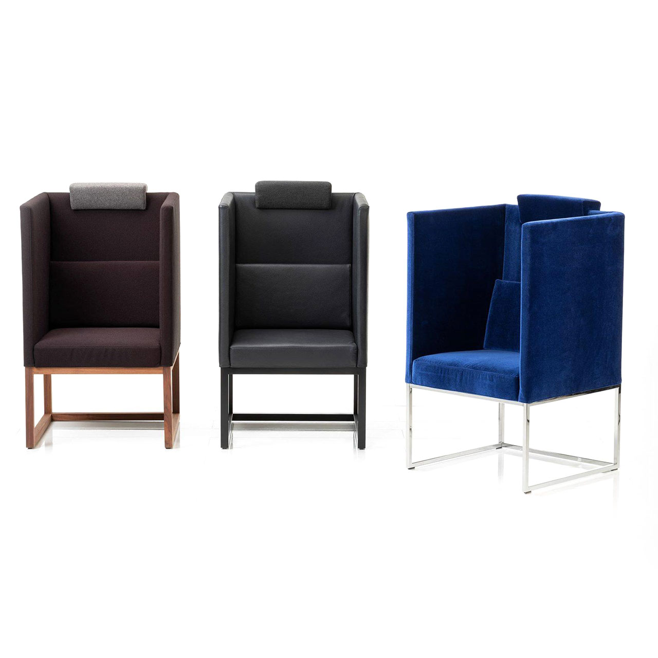 Drei Sessel mit hohen Arm- und Rückenlehnen.