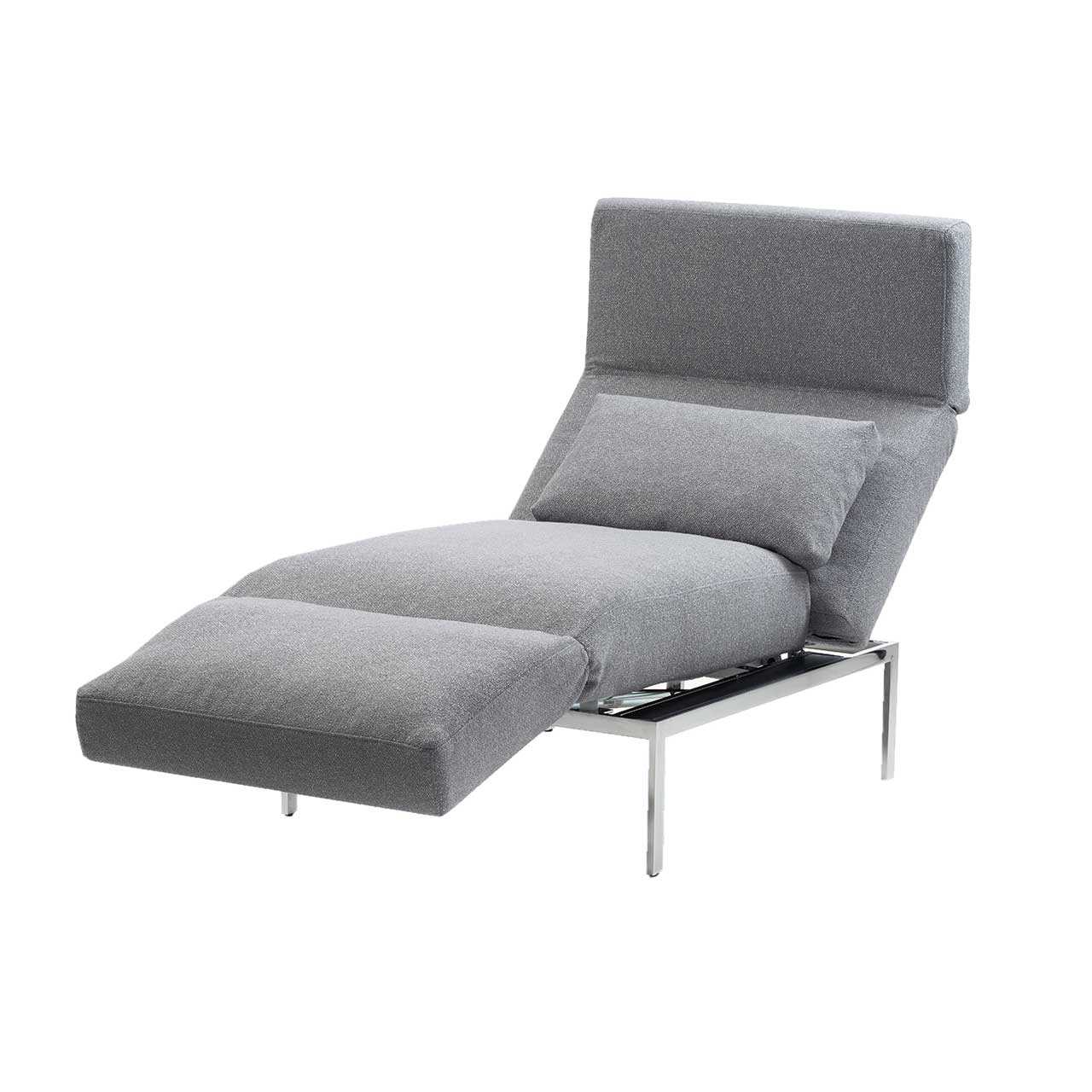 Der Multifunktionssessel der Serie roro medium soft ausgeklappt zur Liegeposition in grauem Stoff.