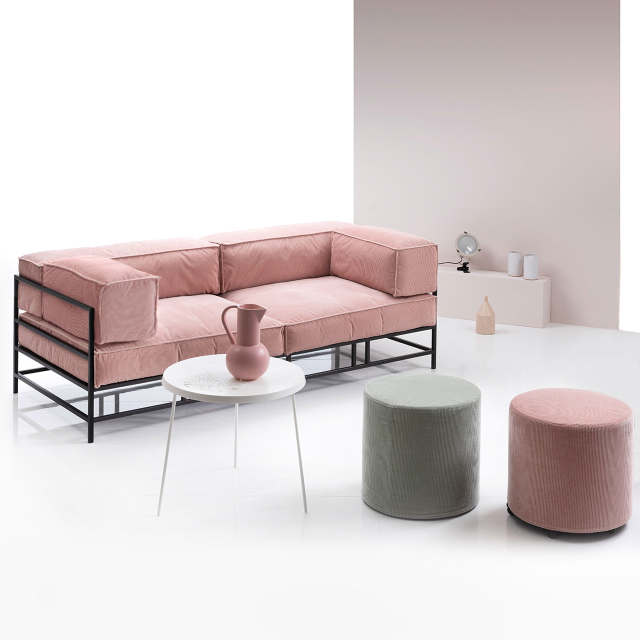 Altrosa Sofa mit Lederpolstern und schwarzem Untergestell.