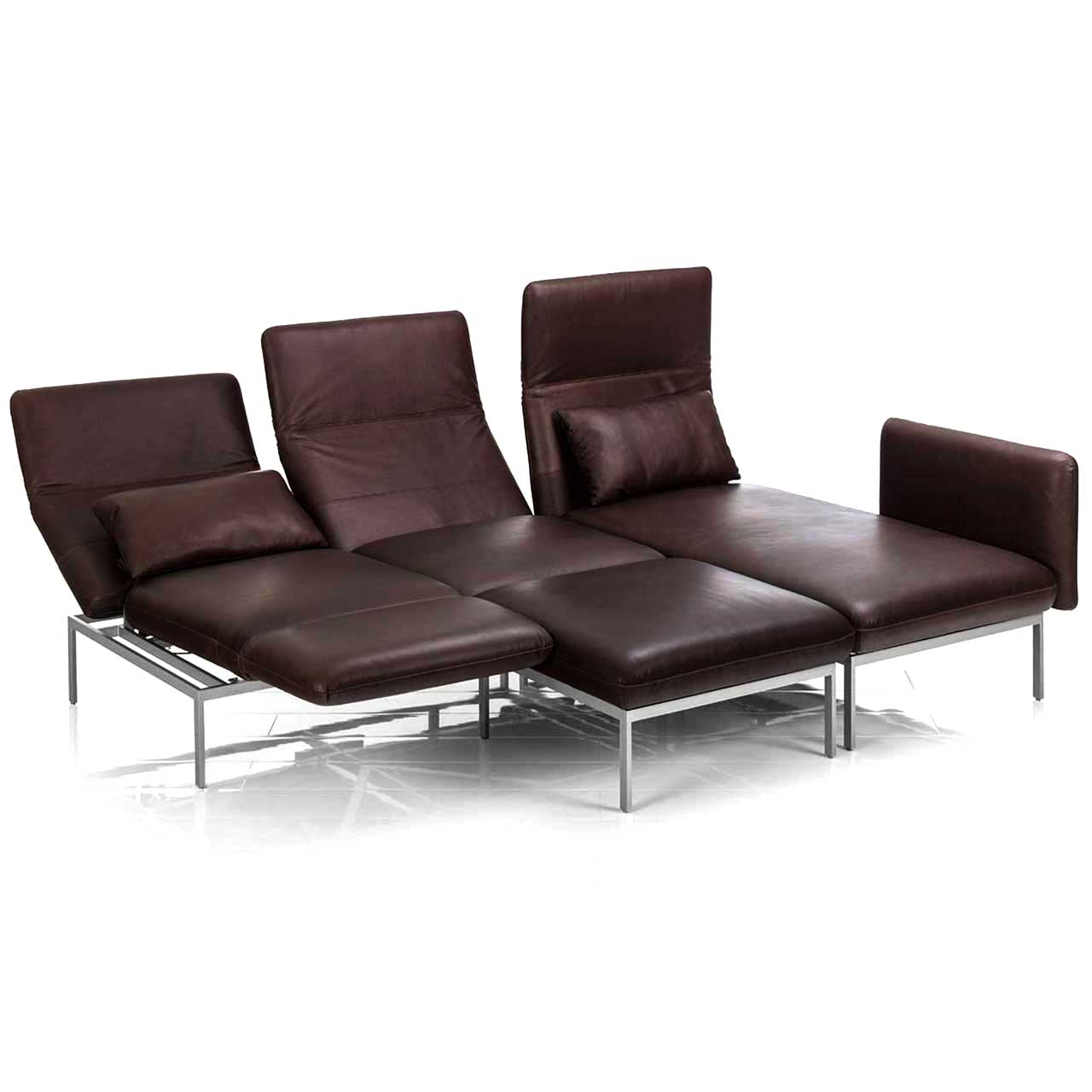 Eckgarnitur der Serie roro medium classic mit Longchair rechts und Anstellsofa links in braunem Leder. Die Rückenlehnen sind teilweise abgesenkt.