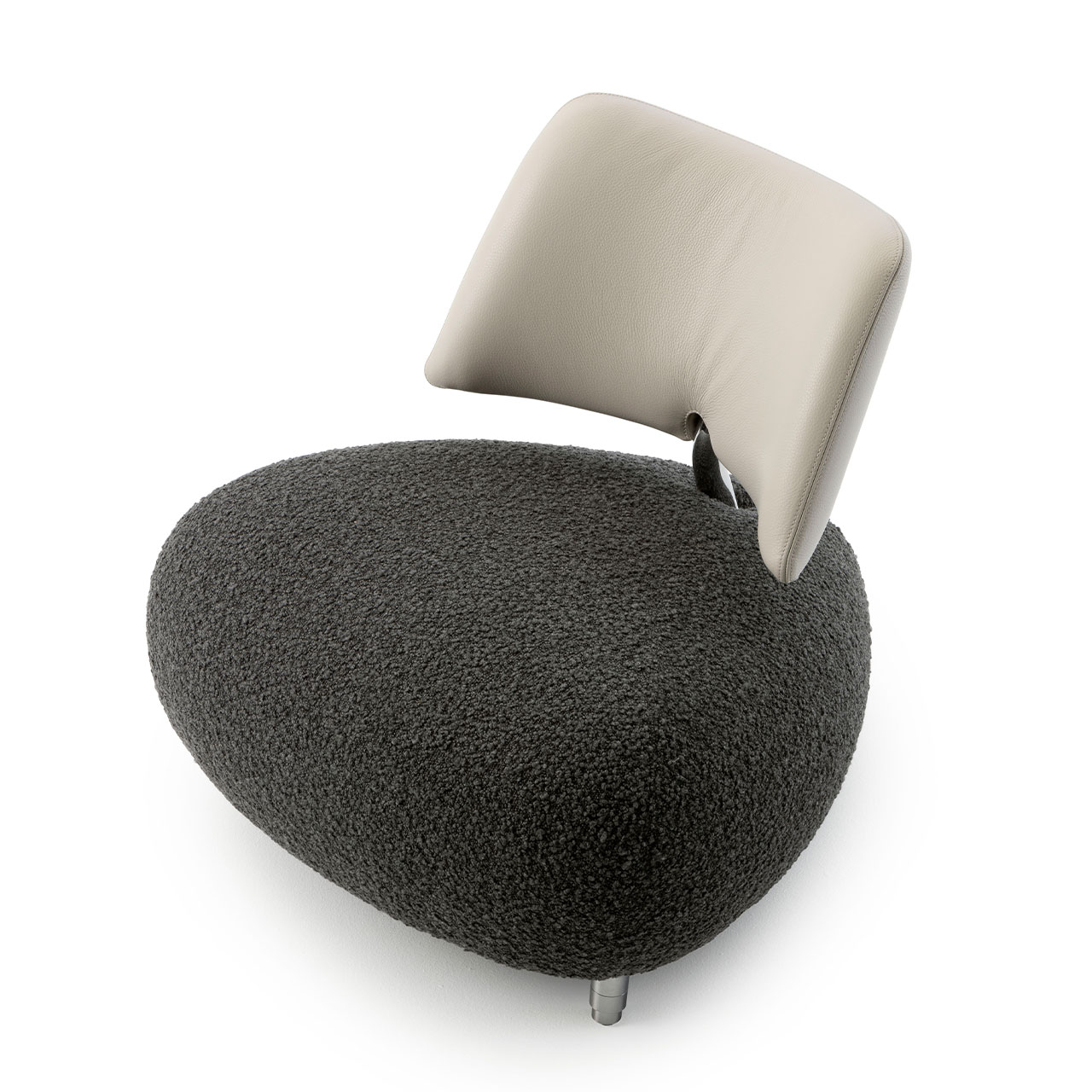 Organisch geformter Sessel mit Sitz aus flauschigem grauen Stoff und Lehne aus weißem Leder.