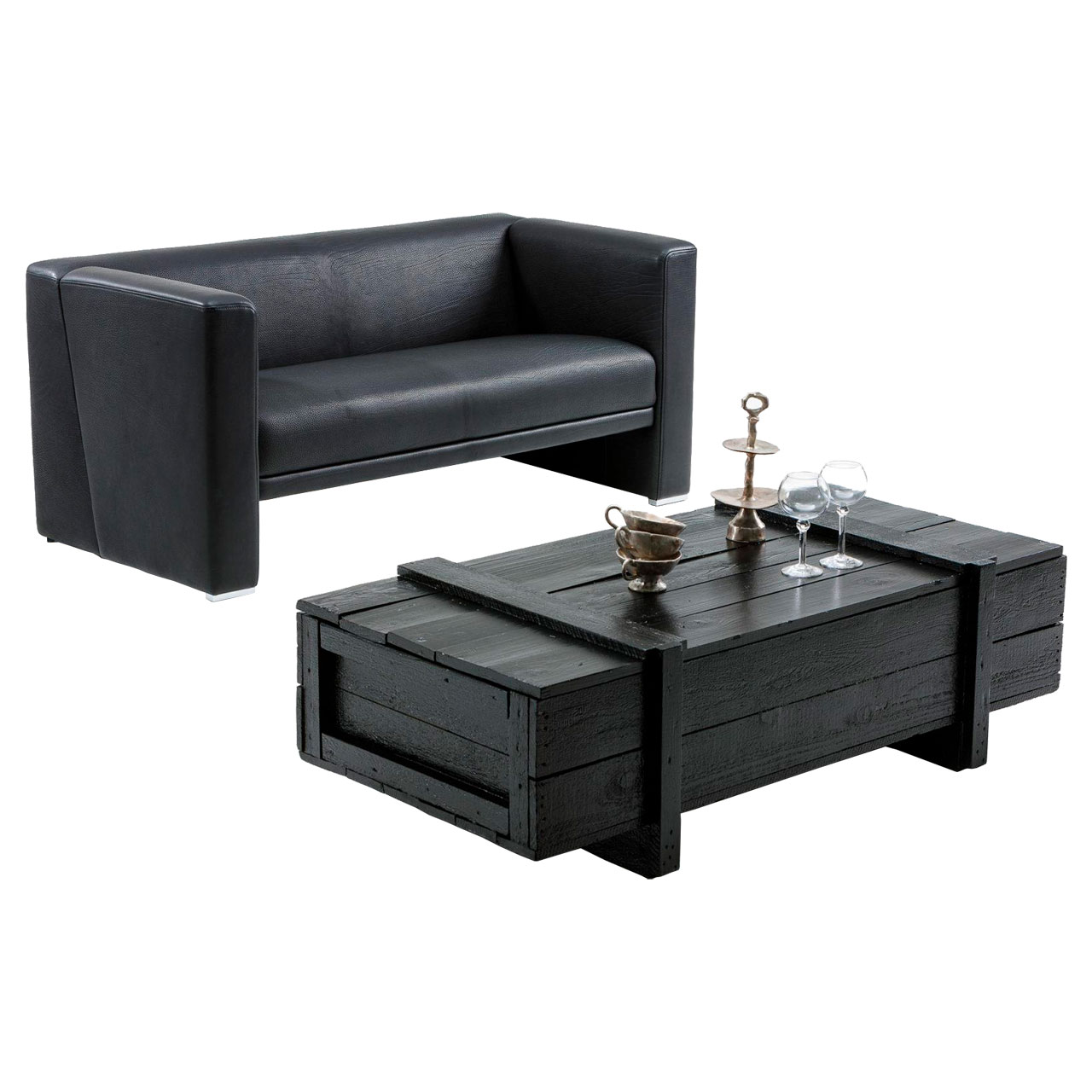 Schwarzes Ledersofa vor einem Wohnzimmertisch..