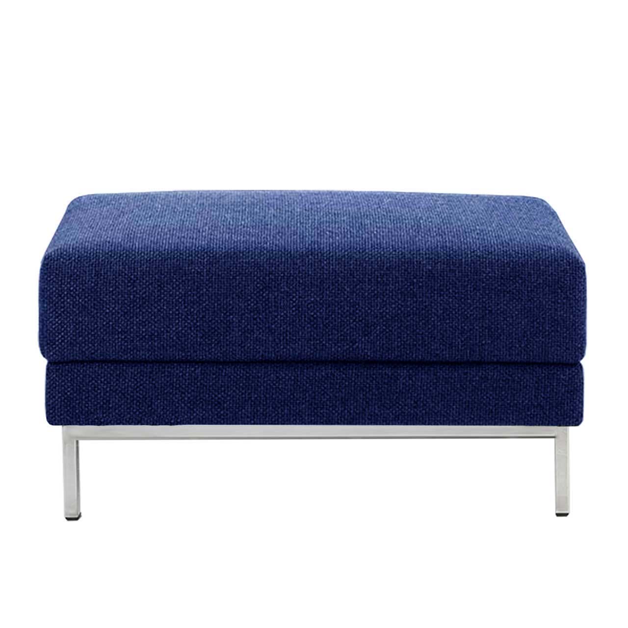 Blauer quadratischer Hocker von brühl four-two compact mit blauem Stoff und Untergestell in chrom glänzend.