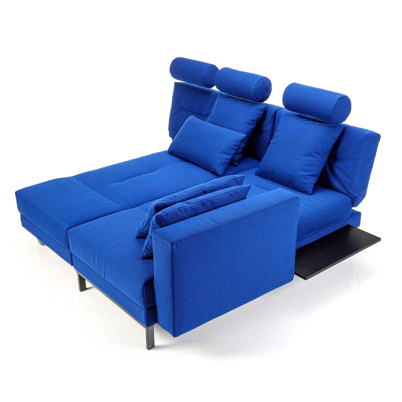 Blaue Eckgarnitur. Der schwenkbarem Longchair ist so angestellt, dass eine Liegefläche entstanden ist.
