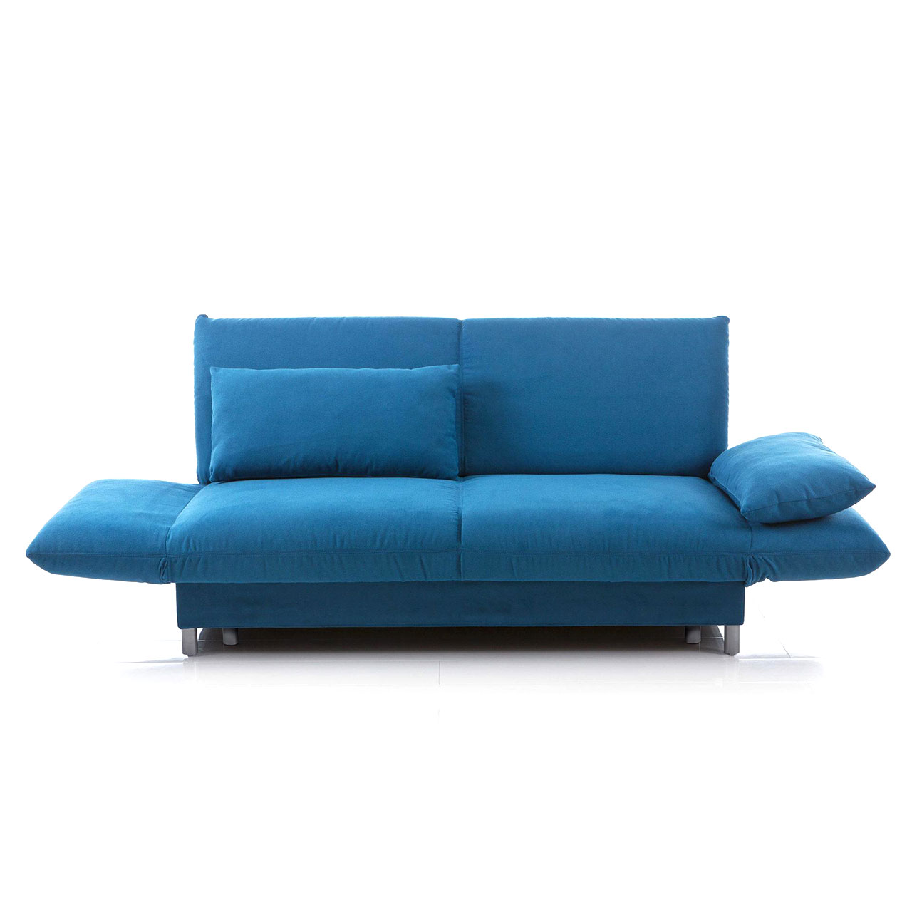 Ein blaues Bettsofa mit waagrecht abgeklappten Armlehnen. Die Füße sind chrom glänzend. Ein rechteckiges Kissen ist links an die Rückenlehne gelehnt, das zweite Kissen liegt wie ein Kopfkissen auf der rechten abgeklappten Armlehne.