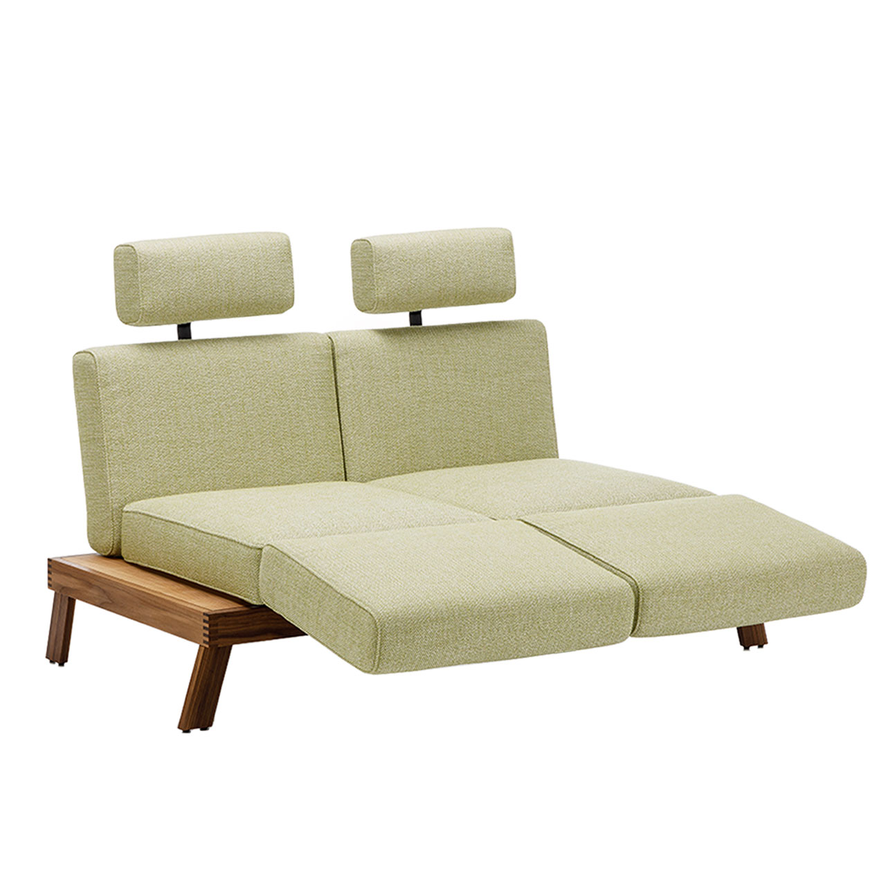 Sofa der Serie brühl lofoten Lounge mit Drehsitzen. Die Polster sind mit einem hellgrünen Stoff bezogen, das Untergestell ist in Eiche hell. Die Armlehnen sind nach vorne geschwenkt und senkrecht gestellt.