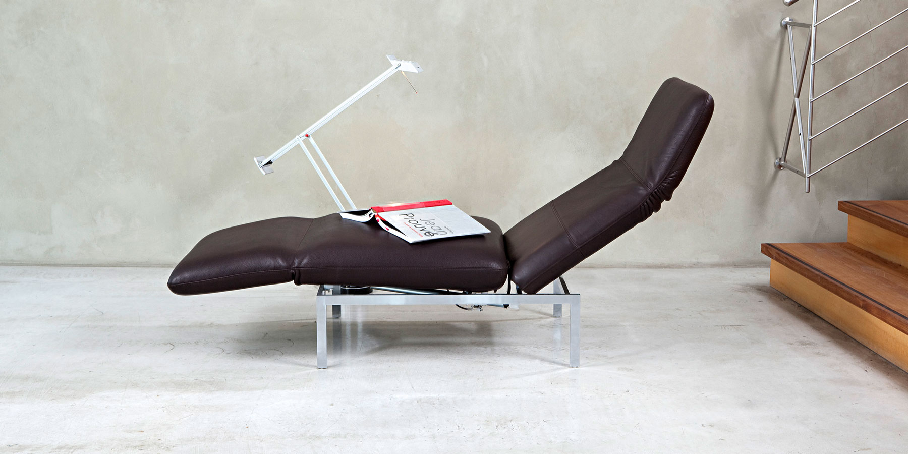 Eine Recamiere der Serie brühl roro mit Metalluntergestell in schwarzem Leder.