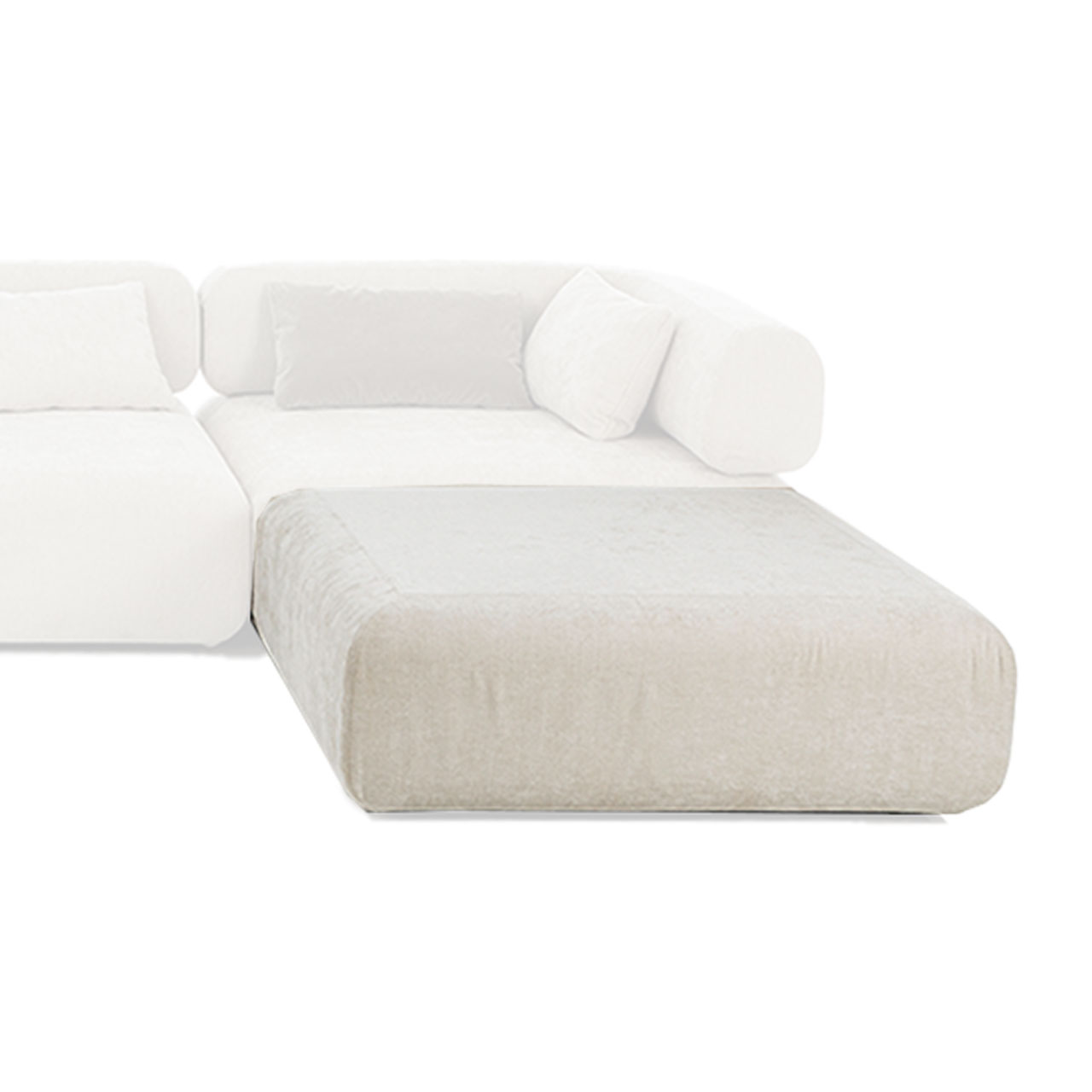 Der Bildausschnitt zeigt einen beigen quadratischen Hocker, der an eine mehrteilige Sitzgarnitur angestellt wurde.