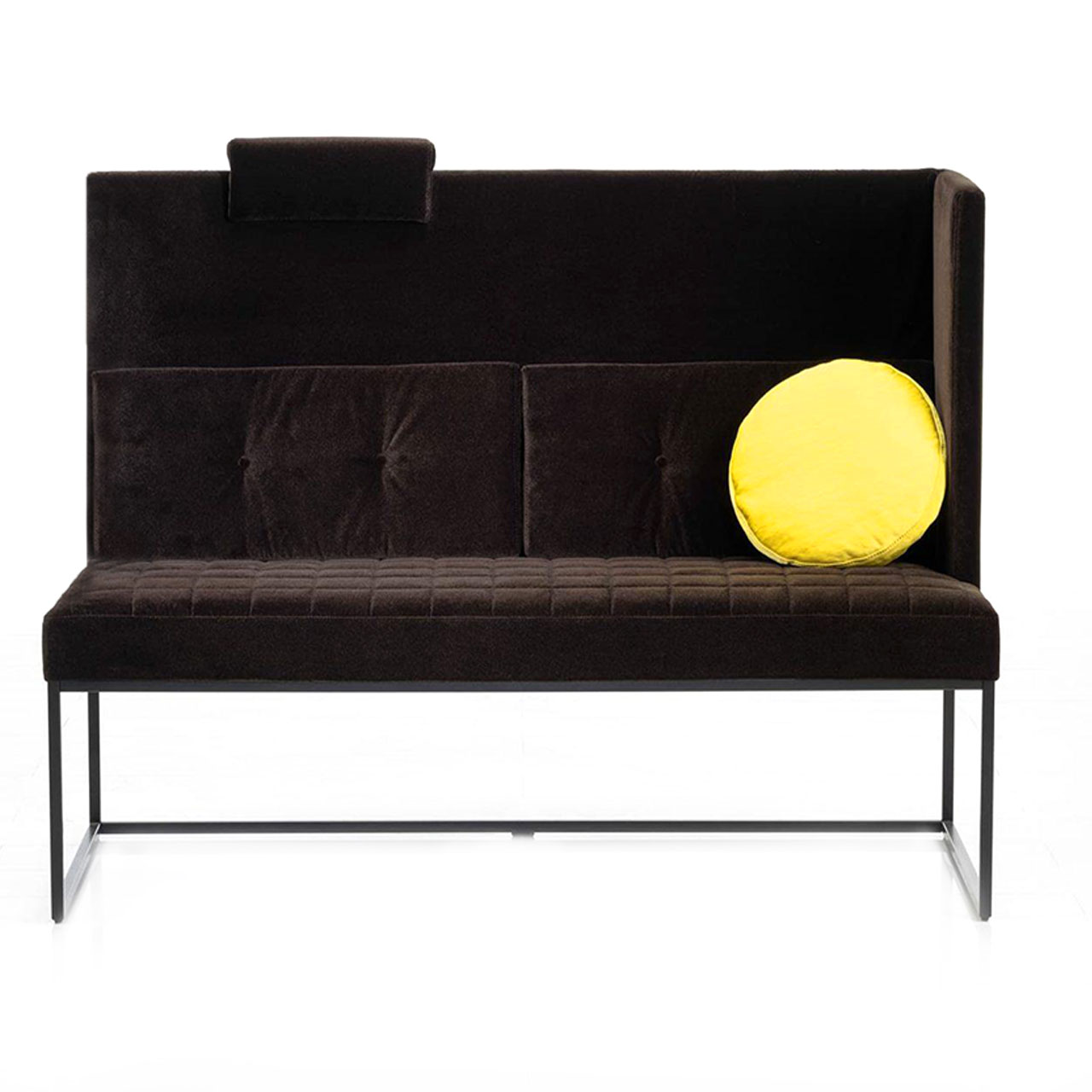 Braune Polsterbank mit hoch geschlossener, kurzer rechten Seite und hoher Rückenlehne. Der Sitz und die Rückenkissen sind mit einer Karosteppung versehen.