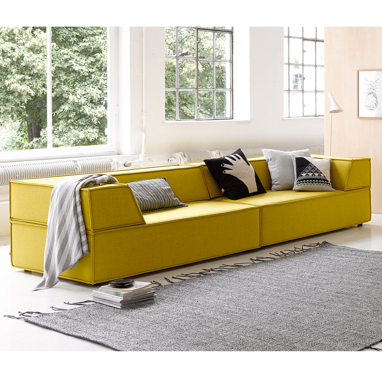 Gleiches Sofa als Milieuaufnahme mit Kissen als Dekoration