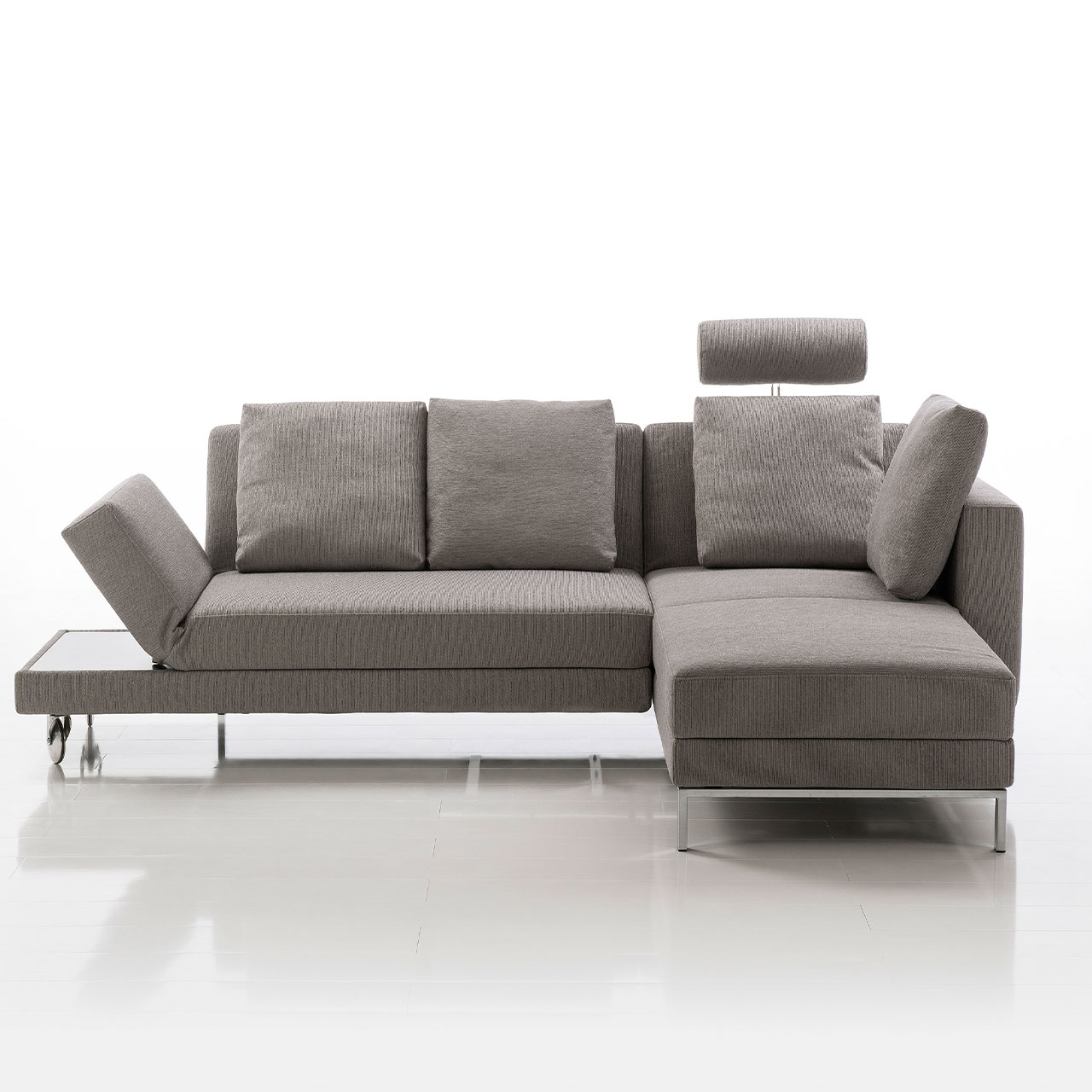 Eckgarnitur von brühl four-two compact mit schwenkbarem Longchair rechts.