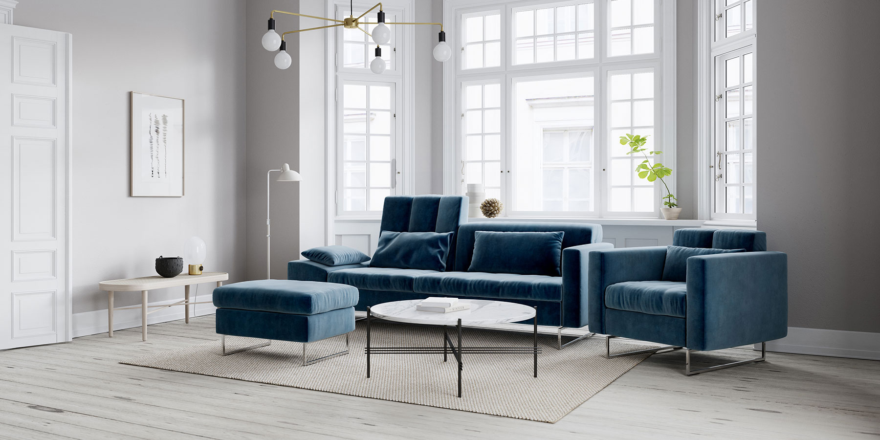 Ein eckiges Sofa in blaugrauem Stoff mit einer erhöhten Rückenlehne auf der linken Seite steht zusammen mit einem passenden Sessel und einem Hocker.