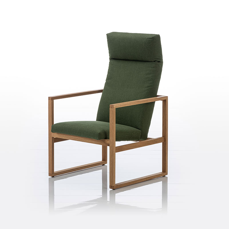 Hochlehnsessel mit Rahmen aus Holz. Das Polster ist mit moosgrünem Stoff bezogen.