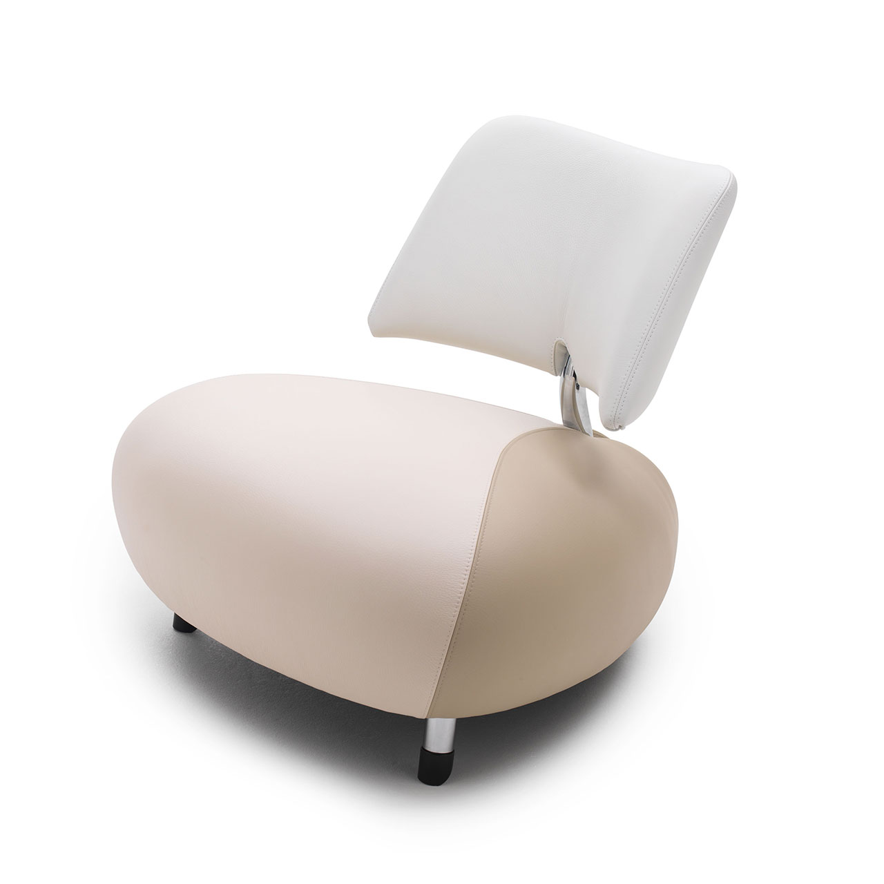 Futuristischer Sessel mit Lederbezug in hellen Beige-Tönen, Kopfstütze weiß.