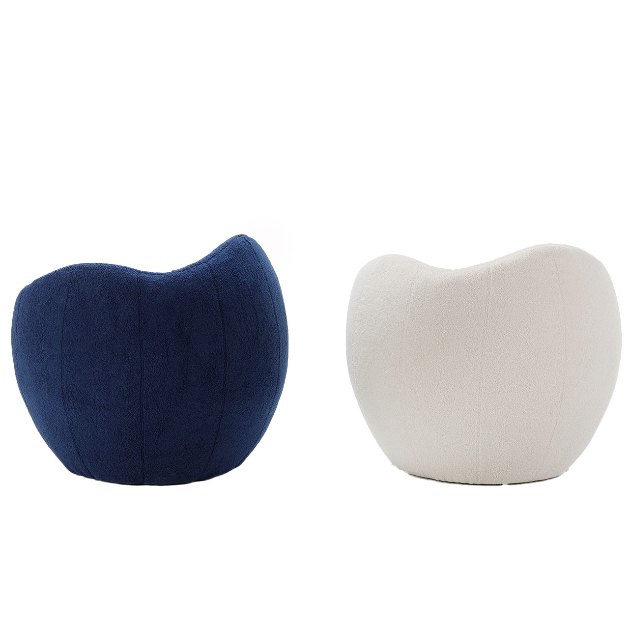 Rückansicht auf zwei kugelförmige Sessel, links in dunkelblauem und rechts in weißem Stoff. Die Rücken sind wellenförmig. 