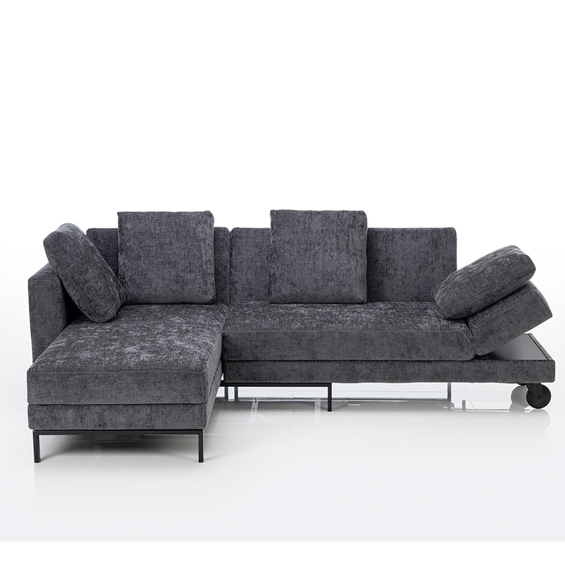 Graue Eckgarnitur aus Longchair links und Anstellsofa rechts.