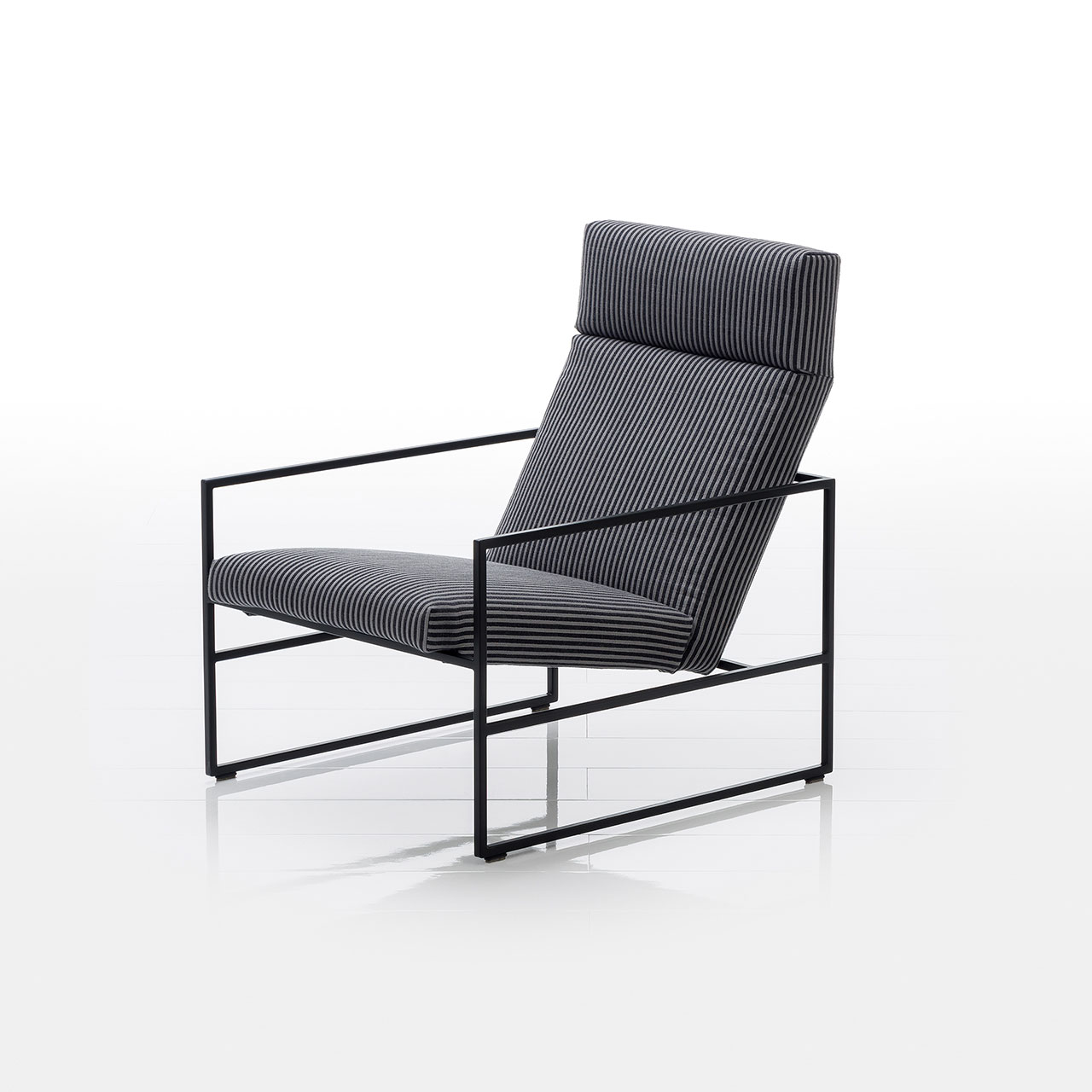 Schräge Sicht auf einen tiefen Lounge-Sessel mit schwarz pulverbeschichtetem Metallrahmen. Die Sitz- und Rückenpolster des Stuhls sind mit dunkelgrauem bespannt. 