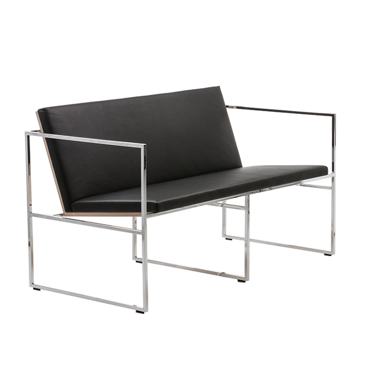 Seitliche Ansicht auf ein graziles Sofa mit einem filigranen Untergestell aus chrom glänzenden Metall. Sitz- und Rückenfläche sind mit schwarzem Leder bezogen.