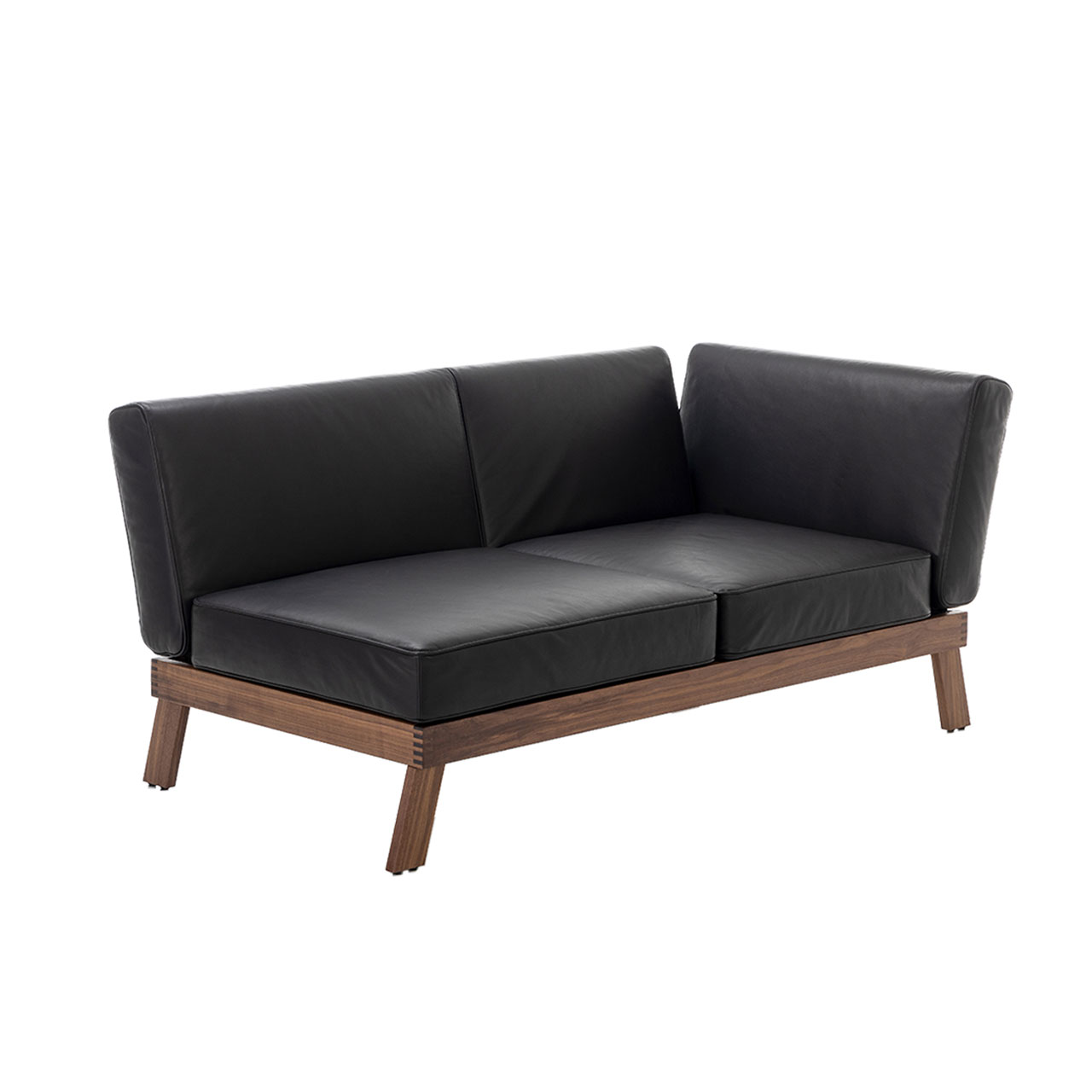 Openend der Serie brühl lofoten Lounge in schwarzem Leder. Das Untergestell ist in Eiche dunkel. Armlehne und die Rückenlehnen sind vollständig waagrecht abgesenkt.