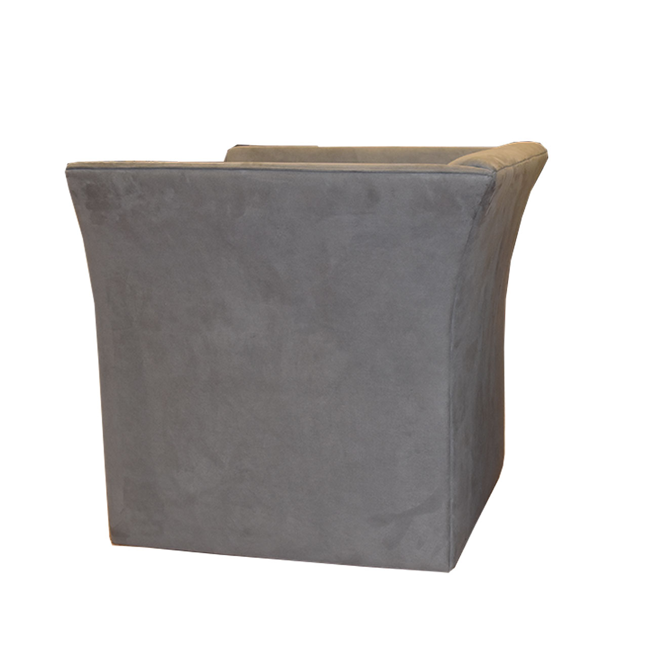 Seitansicht: Sessel in grauem Stoff mit nach außen geschwungenen Armlehnen.