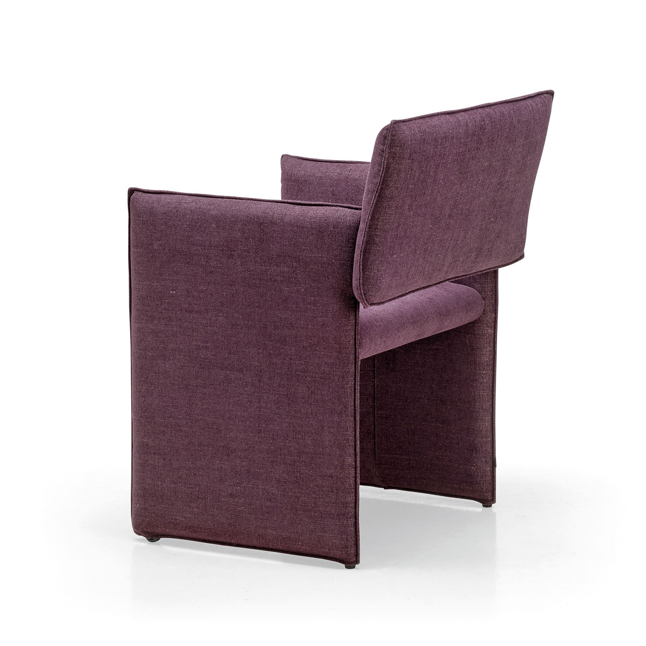 Gleicher Stuhl von der Seite fotografiert mit Fokus auf die rechteckige Wange