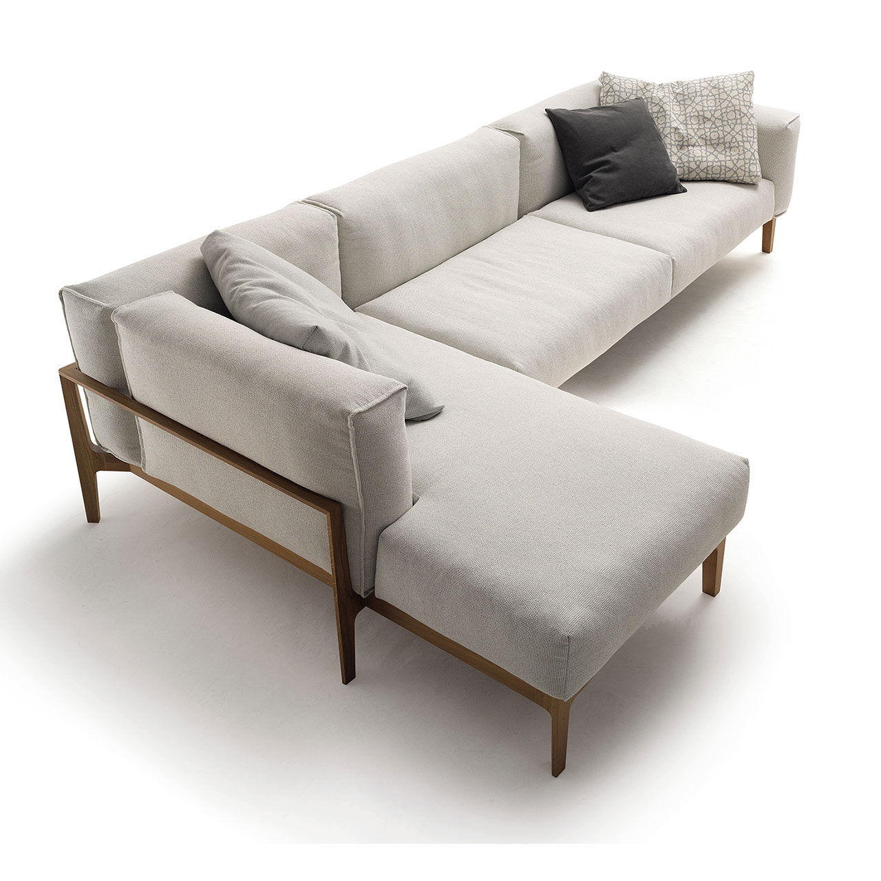 Ecksofa mit Stoffbezug, links Recamiere, rechts Zweisitzer, Dekoration mit Kissen.