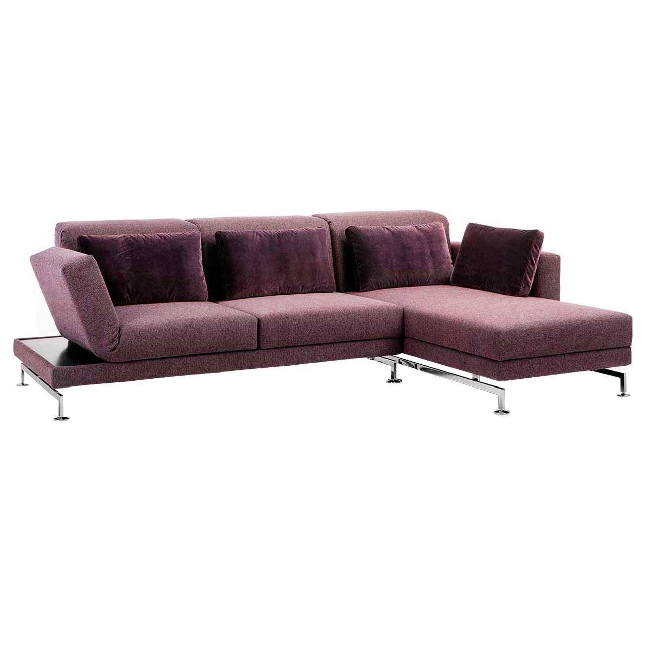 Eckgarnitur von brühl moule medium in violettem Stoff mit Longchair rechts, dekoriert mit vier Kissen.