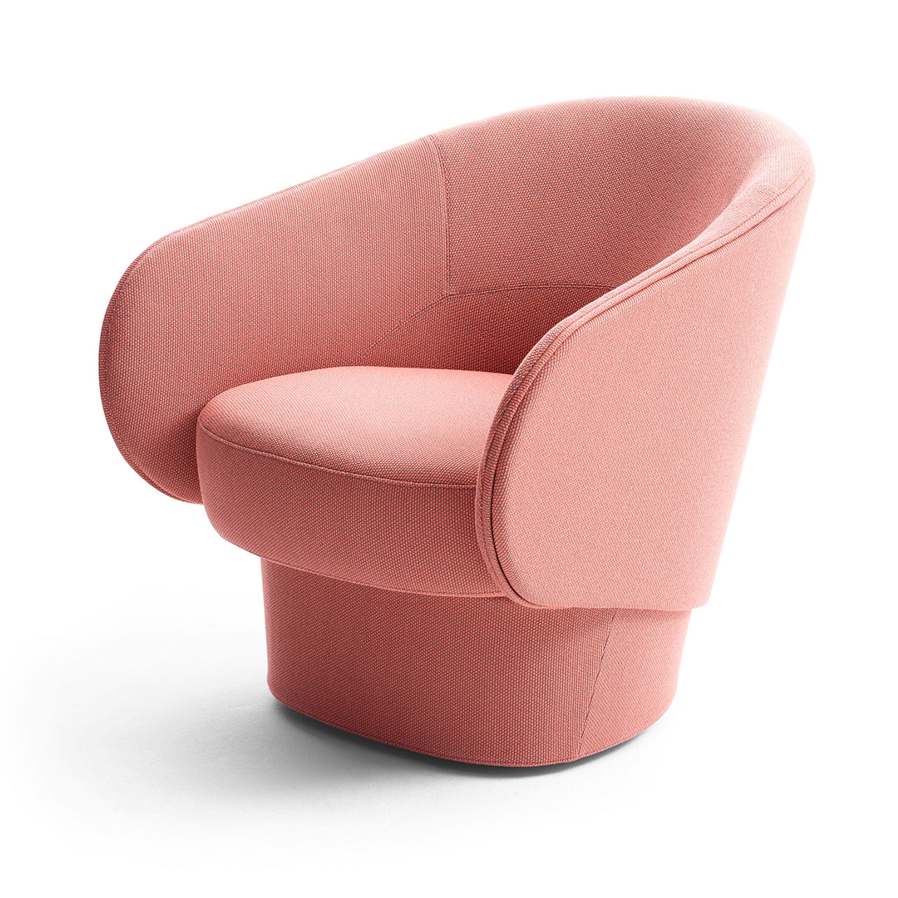 Lachsfarbener Designer-Sessel mit rundem Drehfuß unten. Rückenlehne geht in Armlehnen über.