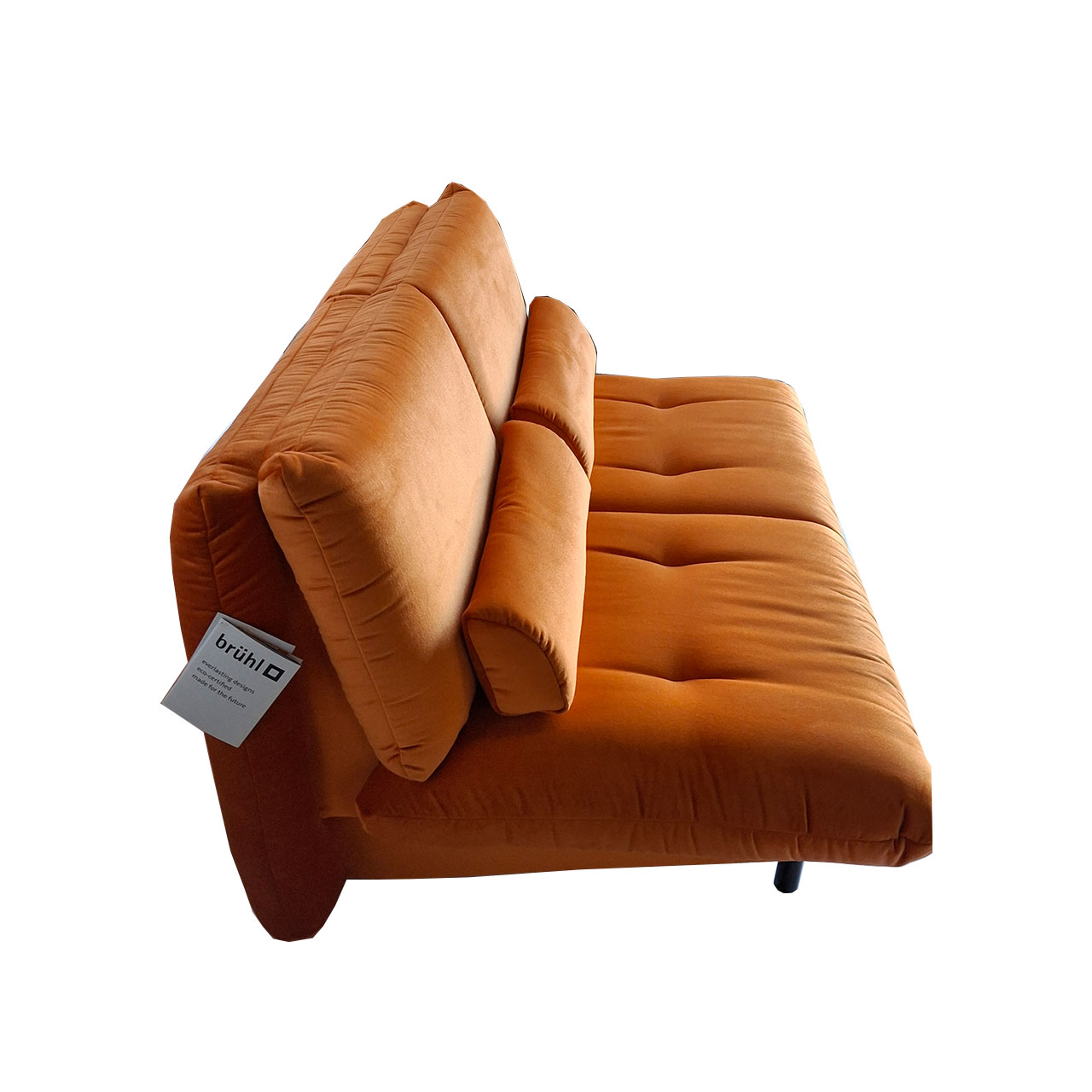 Schlafsofa in orangenem Velourstoff mit zwei schmalen Kissen.