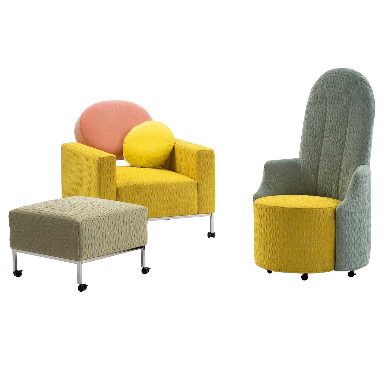 Ein Hochlehnsessel mit einer runden, gelben Sitzbasis. Links davon steht ein gelber Sessel und ein grüner rechteckiger Hocker.