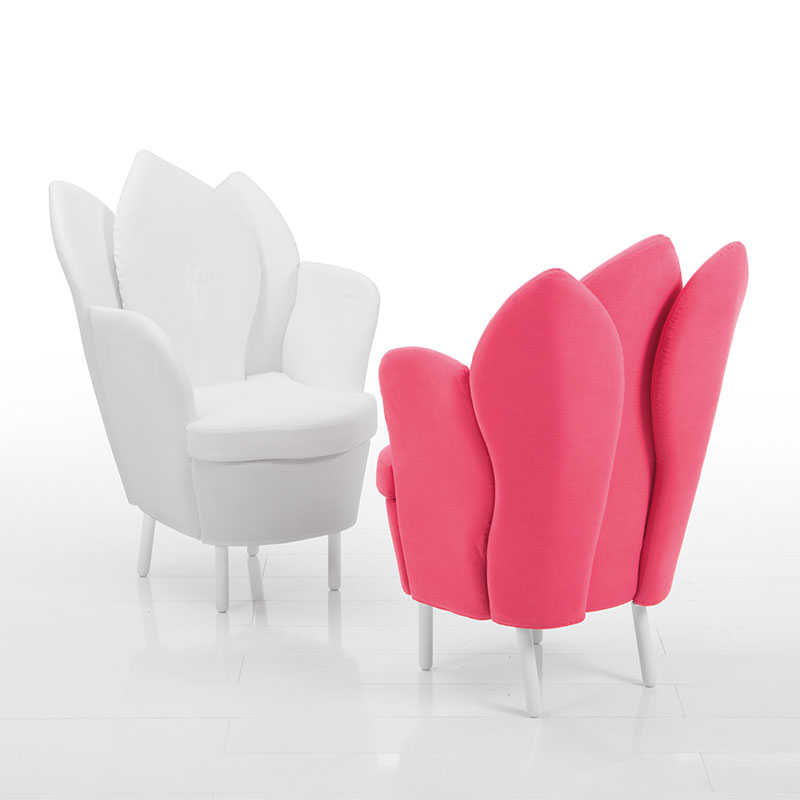 Zwei Sessel mit floral geformten Rückenlehnen. Die Sessel stehen einander zugewandt.