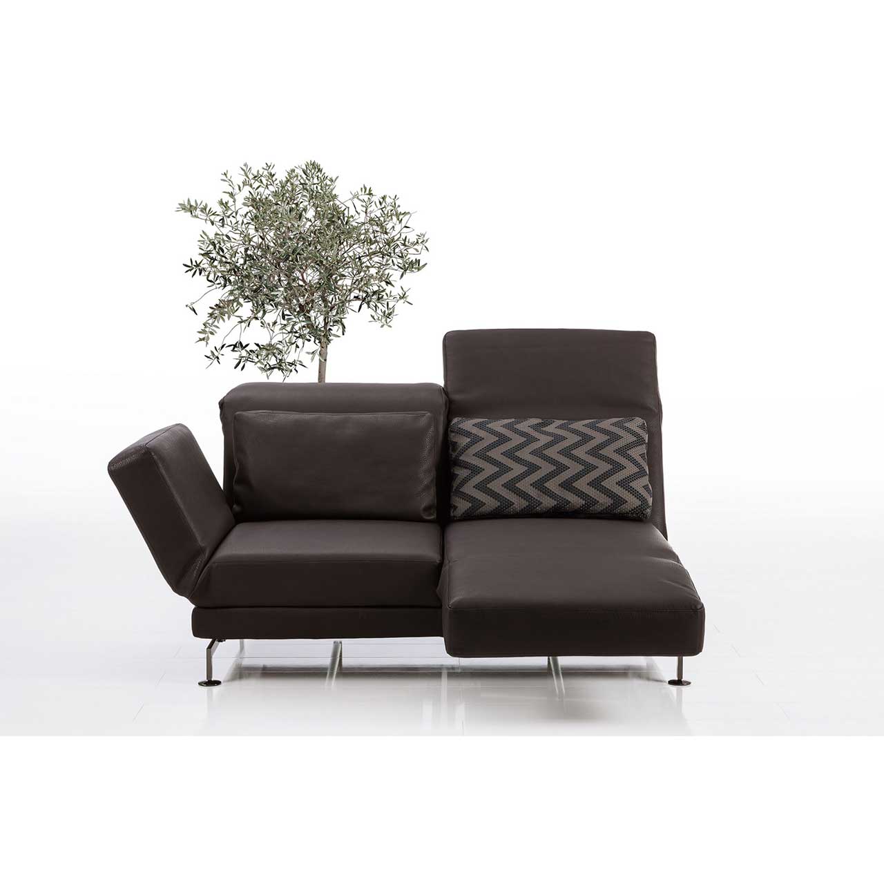 Schwarzes Ledersofa. Die rechte Armlehne ist vorgeschwenkt, die rechte Rückenlehne halb abgesenkt.