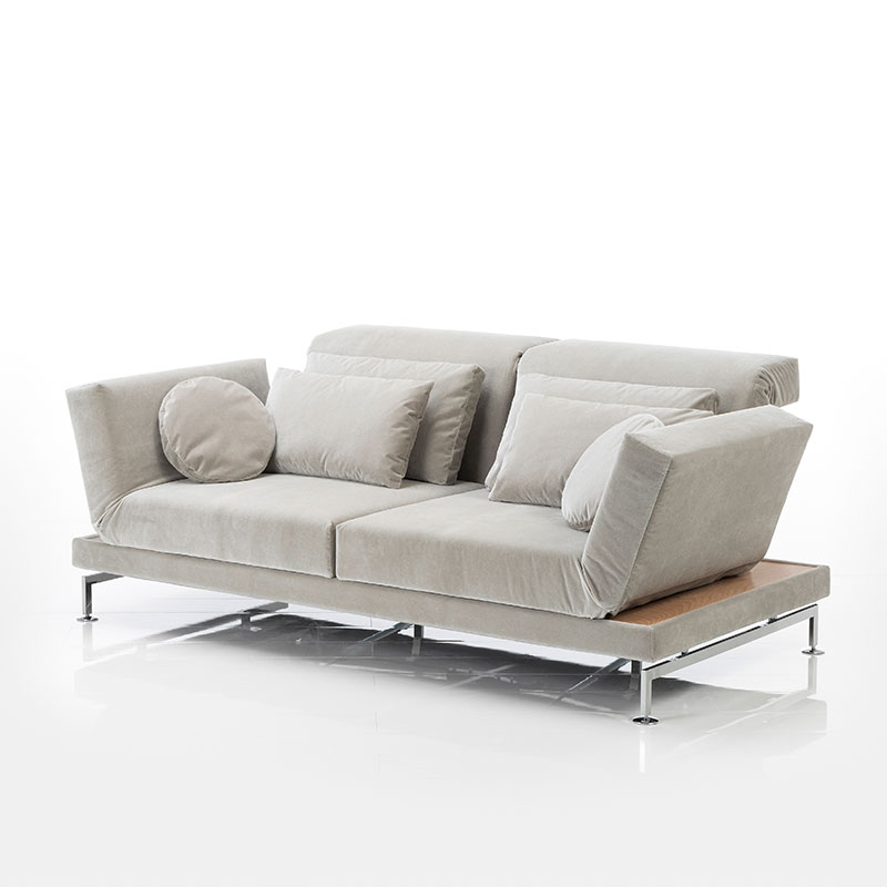 Sofa in hellgrauem Stoff. 