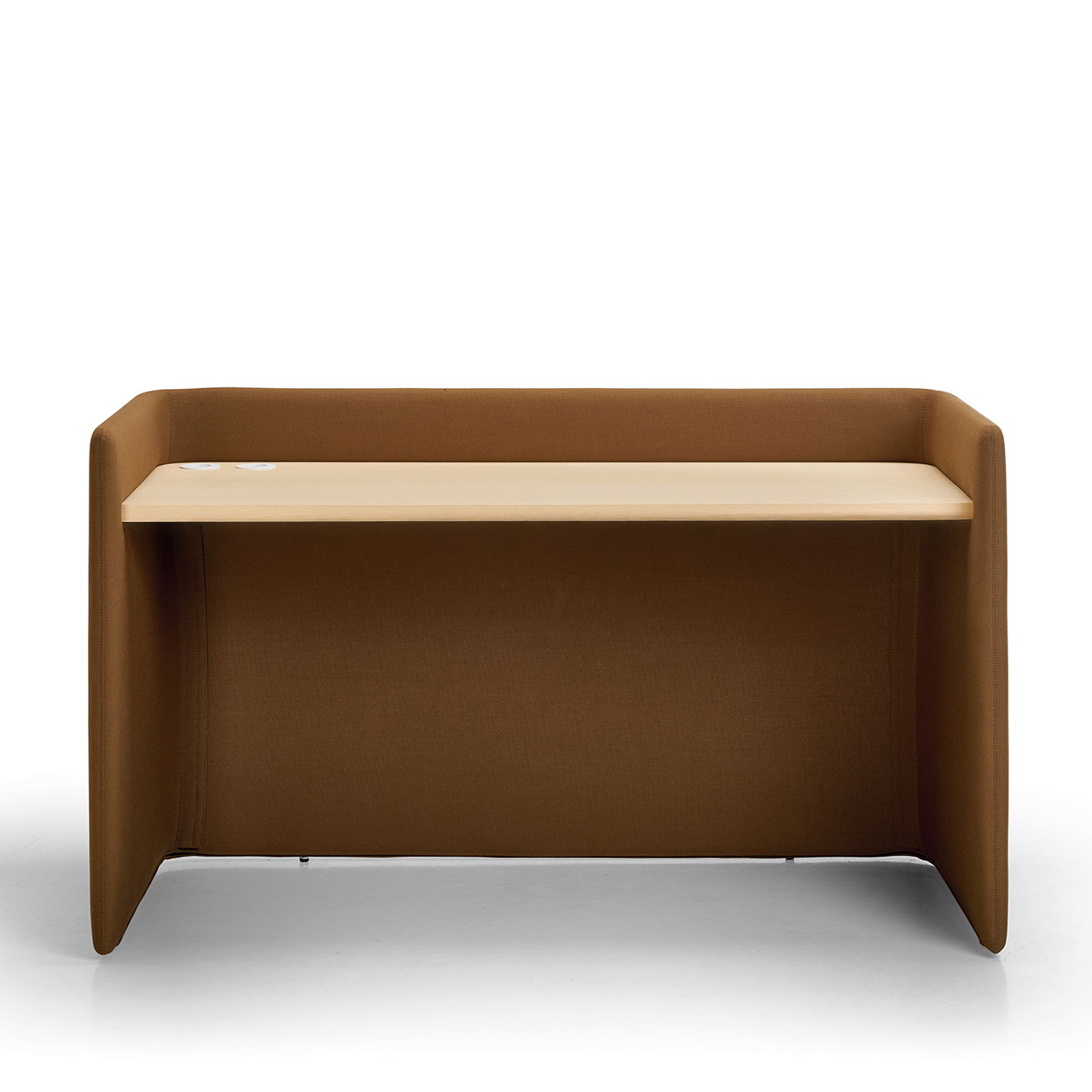 Schreibtisch mit niedriger Polster-Umrandung aus Stoff mit heller Holz-Tischplatte.