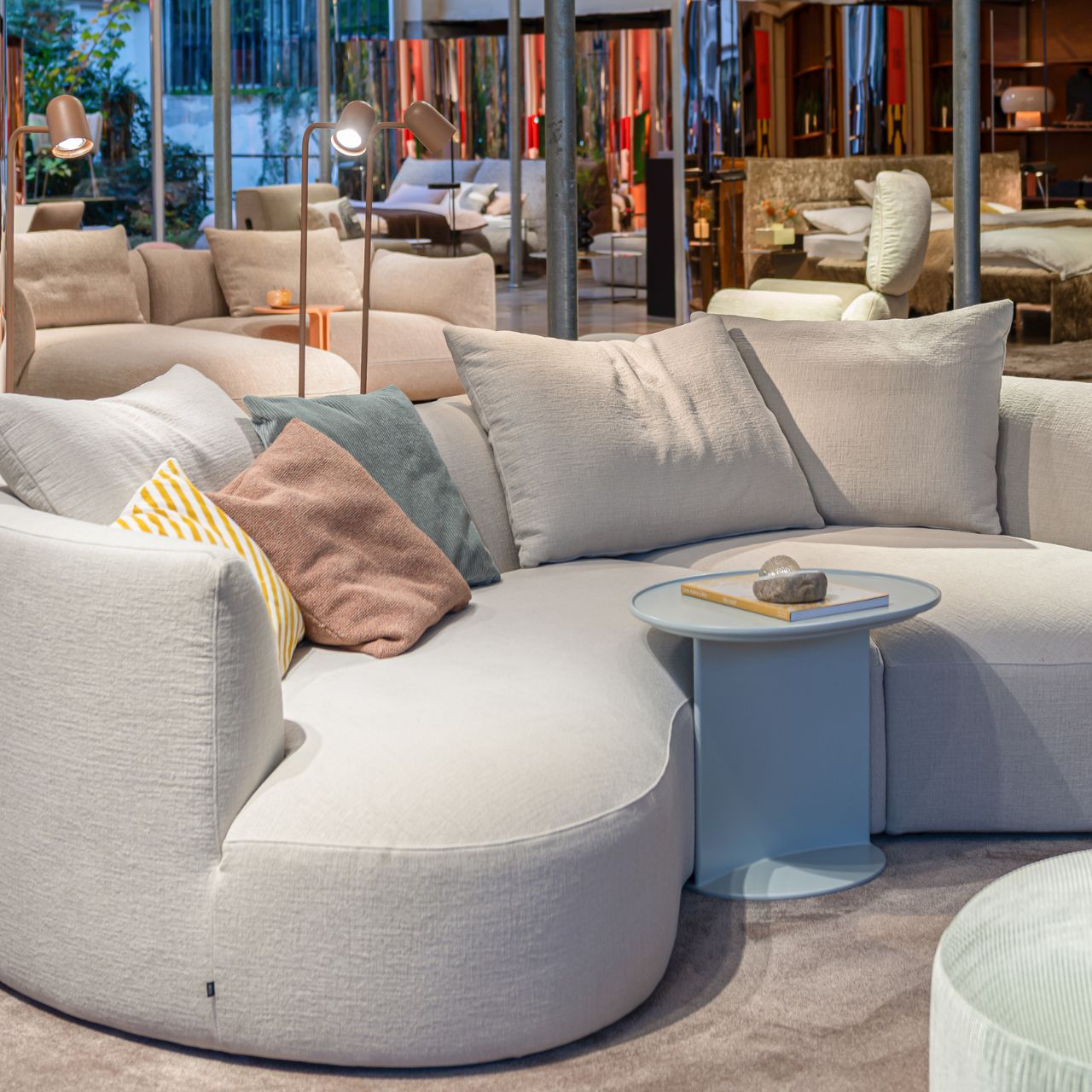 Beistelltisch vor COR Siwa Sofa