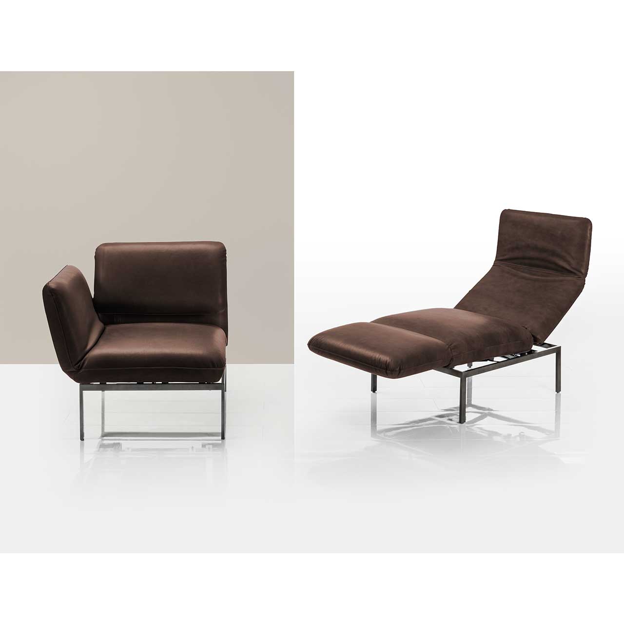 Multifunktionssessel der Serie roro small classic mit Armlehne links in braunem Leder. Bild zweigeteilt: Links als Sessel, rechts zur Liege aufgeklappt.