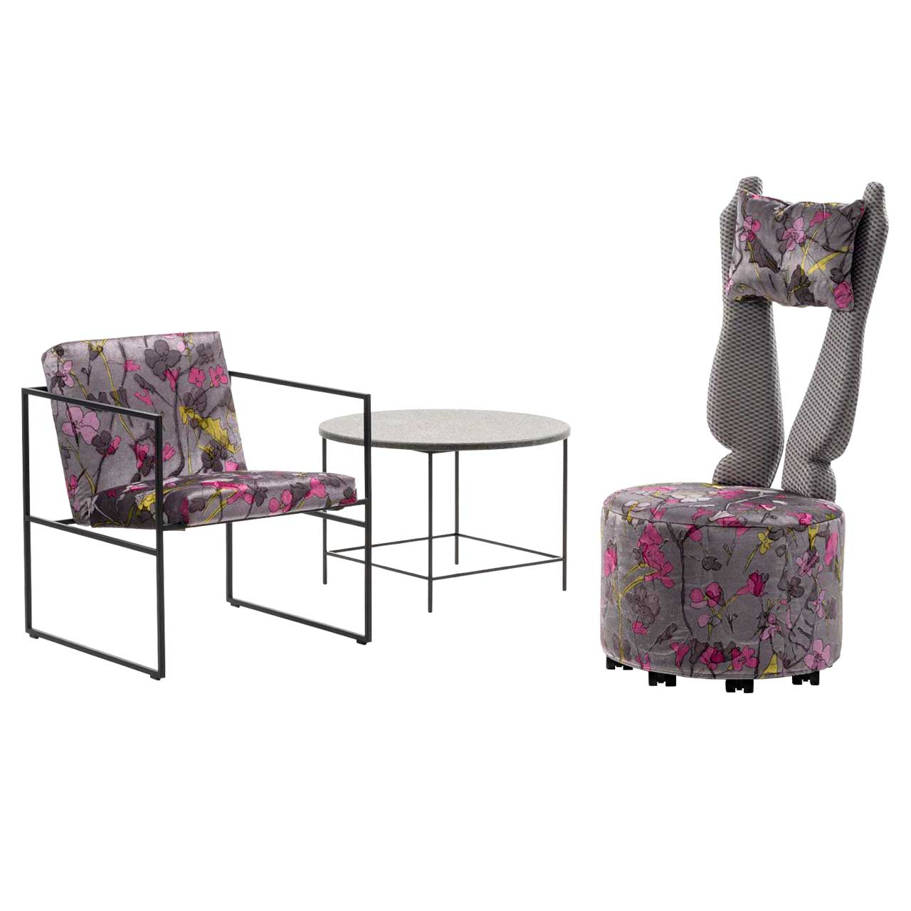 Filigraner Sessel mit gemustertem Stoff und Untergestell in Metall schwarz. Rechts daneben steht ein Highbackchair.