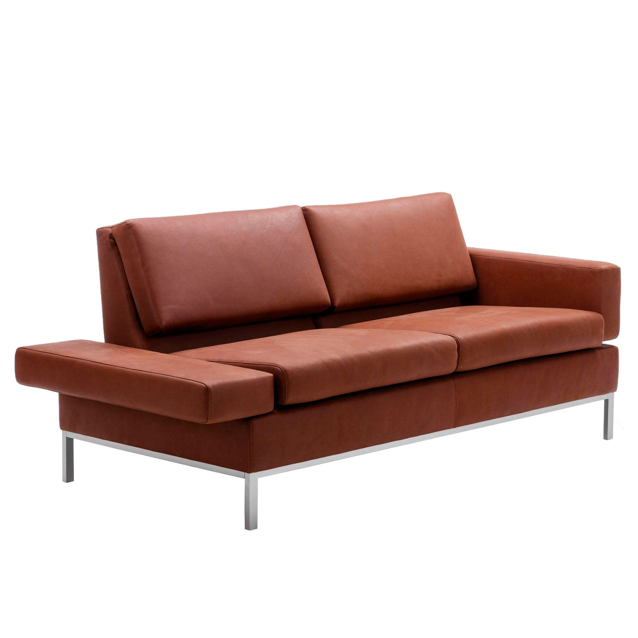 Rotbraunes Ledersofa mit Untergestell in chrom glänzend. Die linke Armlehne ist in die Waagrechte abgesenkt.