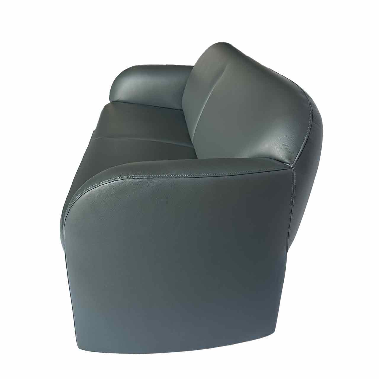 Gleiches Sofa von der Seite fotografiert