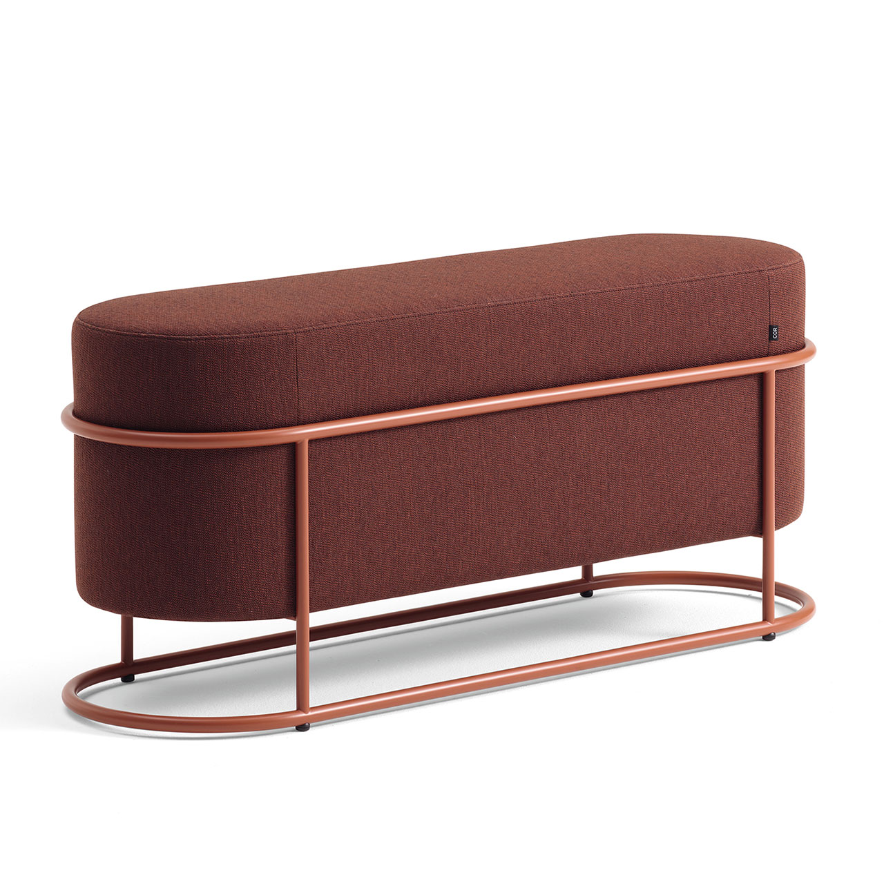 Bank aus rötlichem Stoff. Stoff steckt in Metallgestell