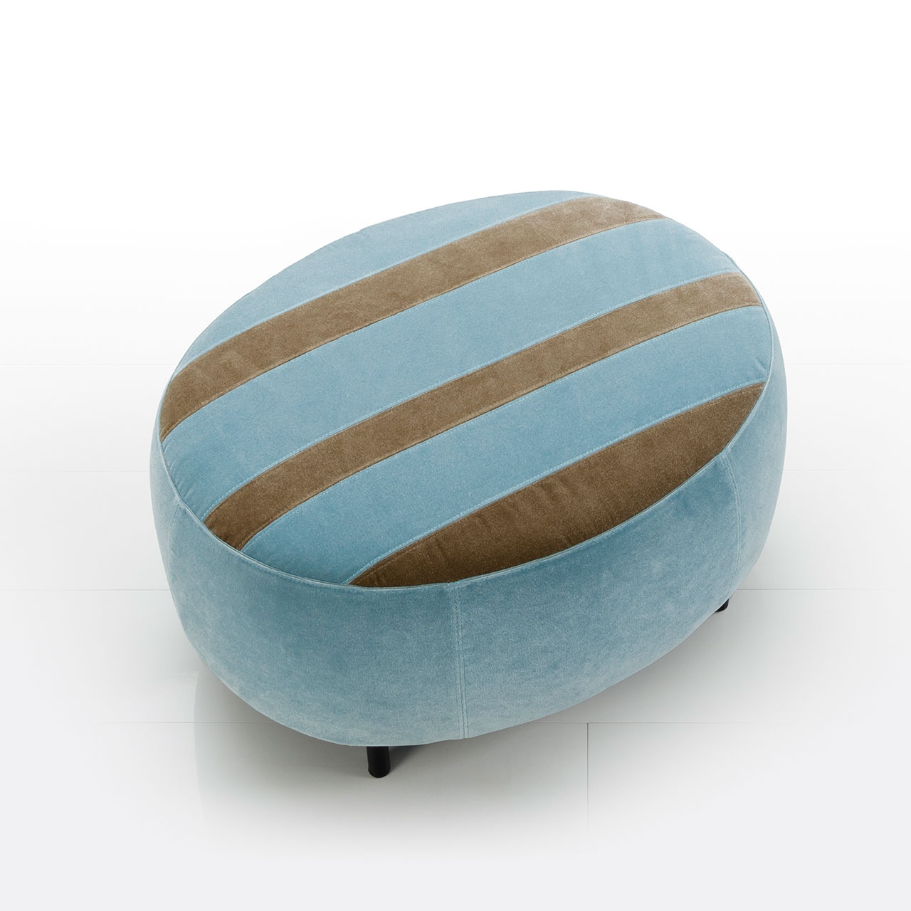 Ovaler Hocker. Die Sitzfläche ist zweifarbig gestreift in türkisem und einem olivbraunem Stoff gearbeitet.