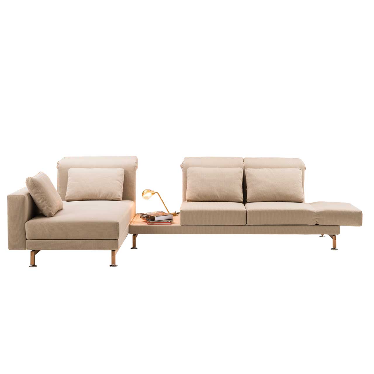 Eckgarnitur in hellbraunem Stoff mit Longchair links und mit Ablagefläche zwischen Longchair und Anstellsofa.