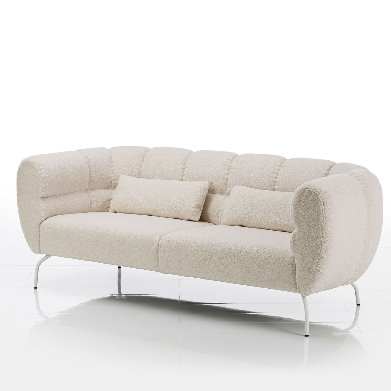 Sofa der Serie brühl magnolia in cremeweißen Stoff mit weißen Metallfüßen. 