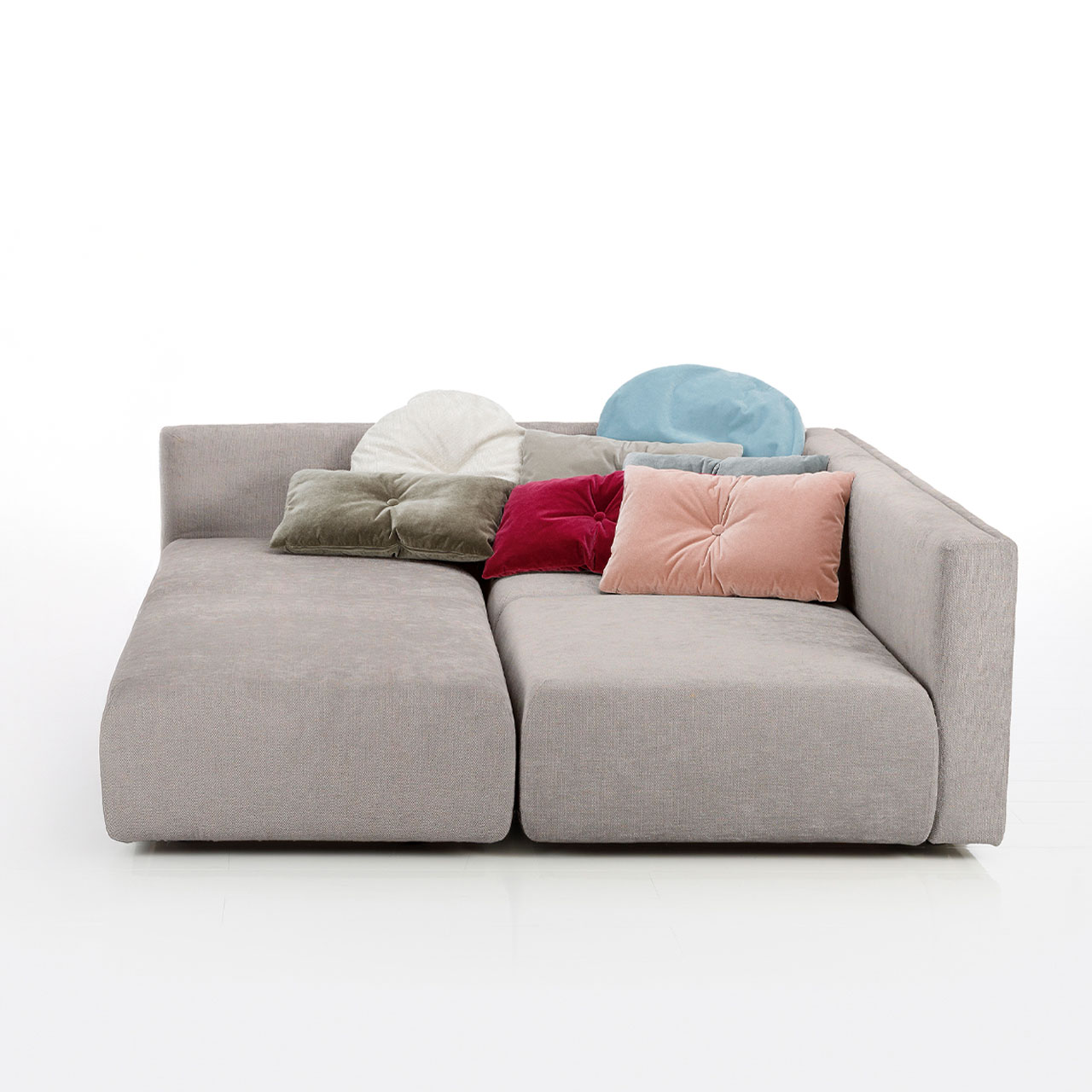 Bodennahes beiges Eckofa mit Drehsofa links und Longchair rechts. Das Drehsofa ist zum Longchair vorgeschwenkt.