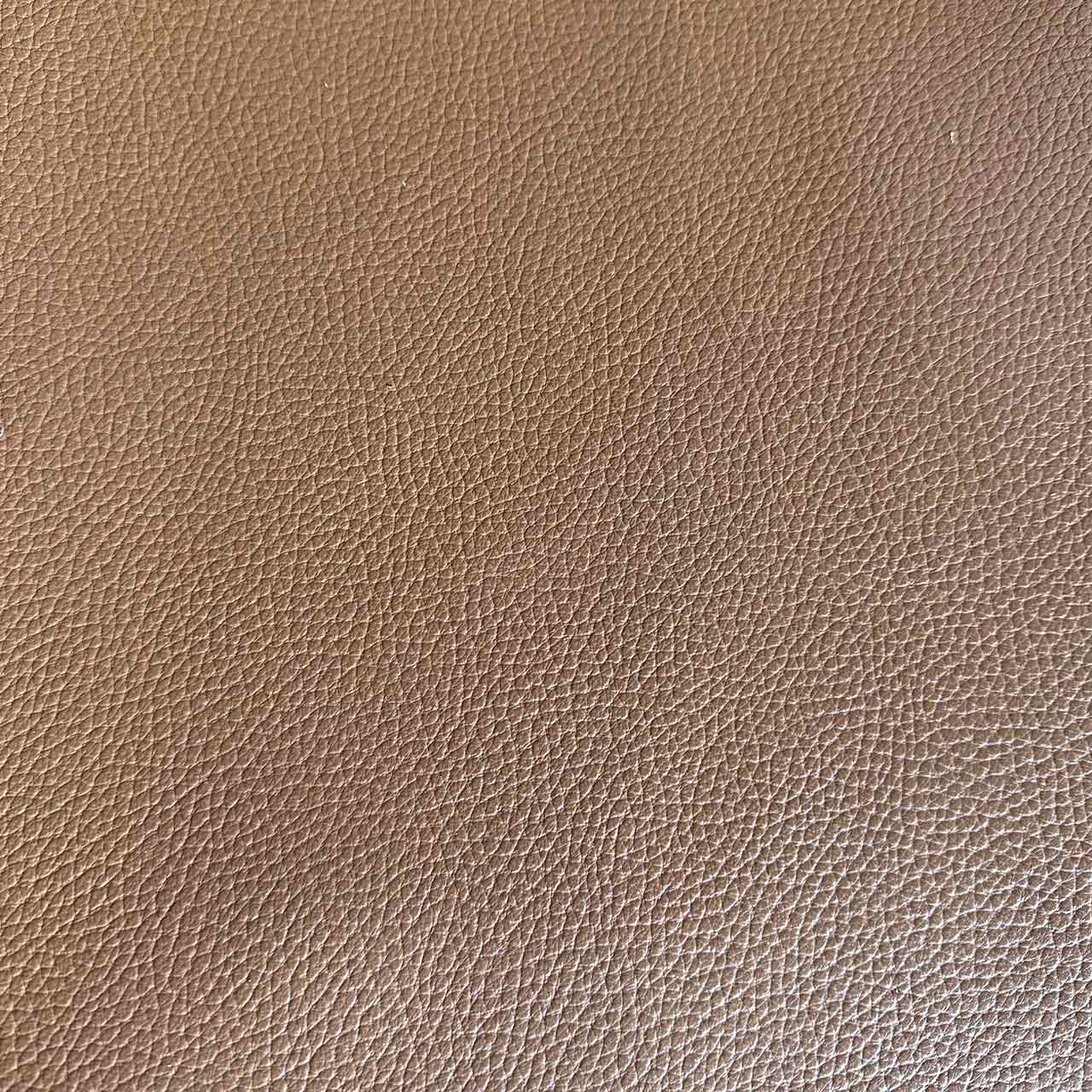 Detailaufnahme des braunen Leders mit sichtbaren Poren