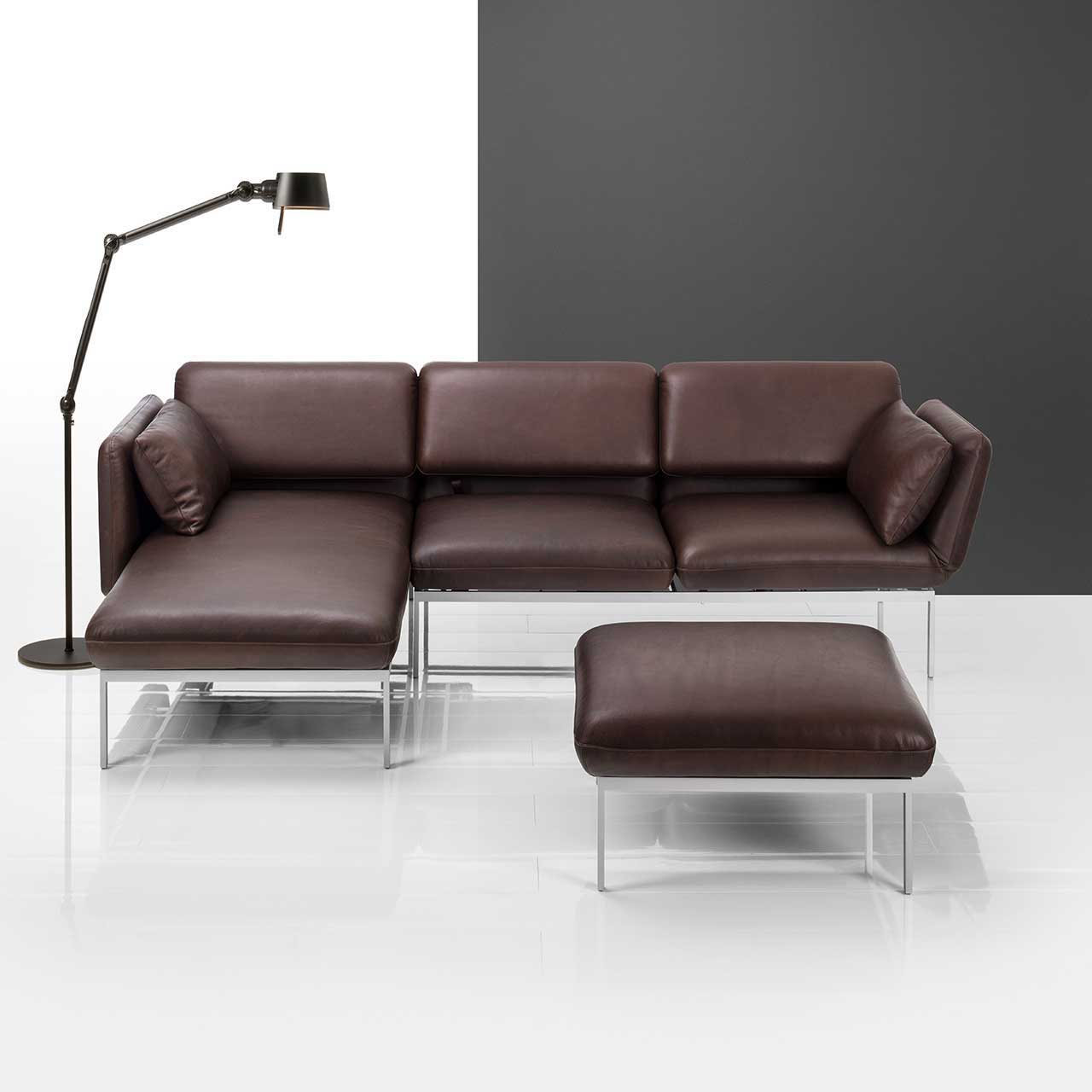 Eckgarnitur der Serie roro small classic mit Longchair links und Anstellsofa rechts in braunem Leder.