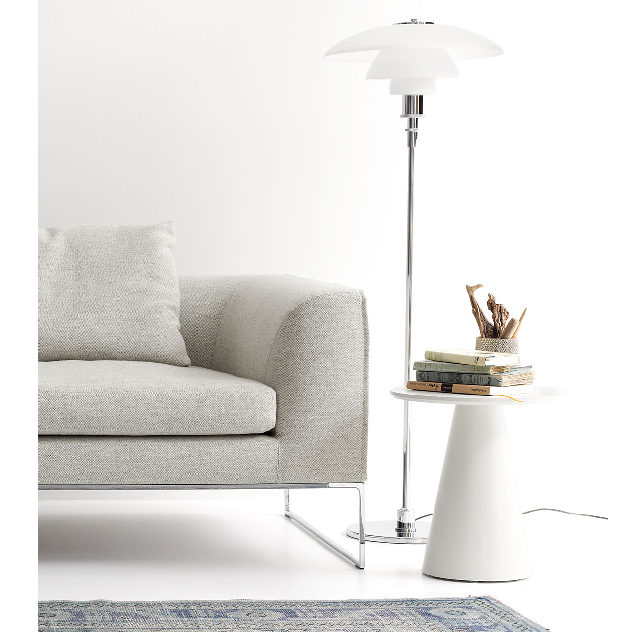 Milieuaufnahme des weißen Beistelltisches in einem Wohnzimmer