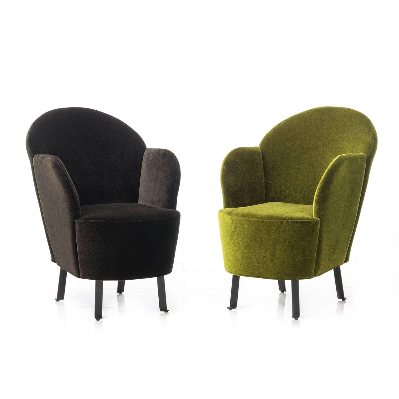 Zwei Sessel mit Füßen aus schwarzem Flachstahl. Die Bezüge sind in einem dunklen moosgrün und einem helleren grün gehalten. 