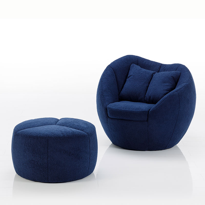 Kugelförmiger Designersessel in blauem Stoff. Davor steht ein passender rounder Pouf.