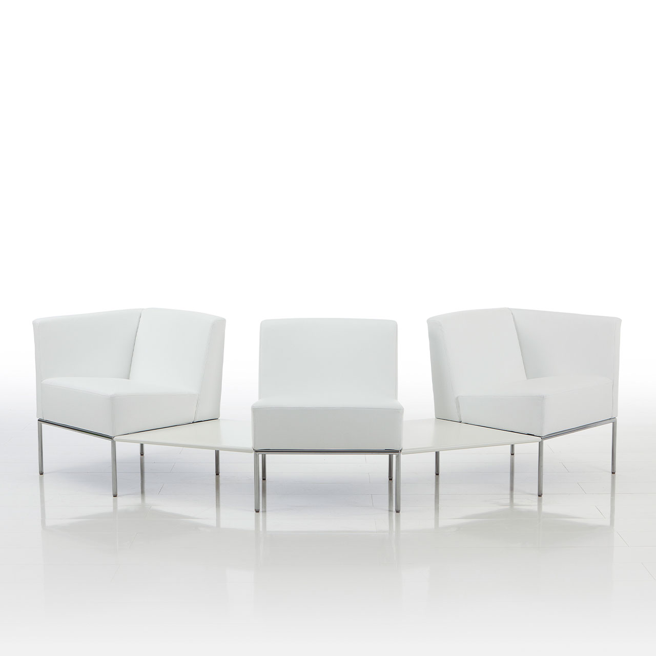 Halbrunde Sitzgruppe von brühl add1 bestehend aus drei Sesseln in weißem Stoff. Die Sessel sind durch trapezförmige Tablars miteinander verbunden.